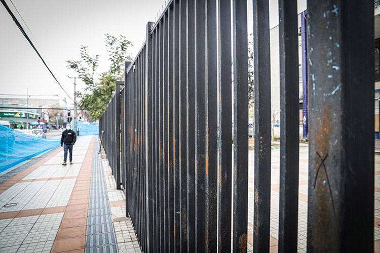 Municipalidad San Bernardo reabre frontis y reitra cierre instalado durante el estallido social