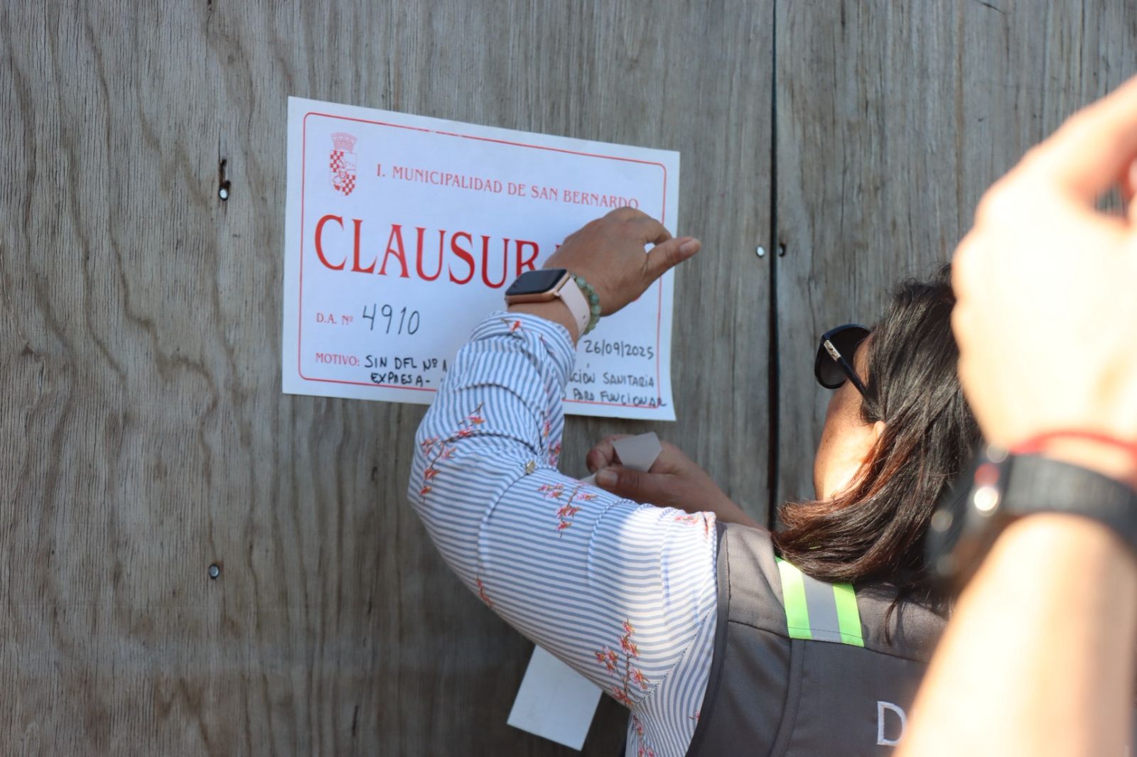 Dirección de Inspecciones clausura sitio irregular con camiones, escombros y desarmaduría en San Bernardo