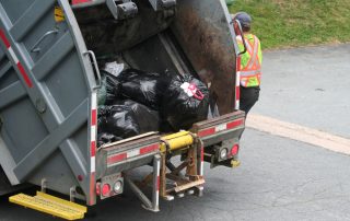 Camión de recolección de basura realizando su recorrido en San Bernardo, asociado al servicio cubierto por los derechos de aseo 2025.