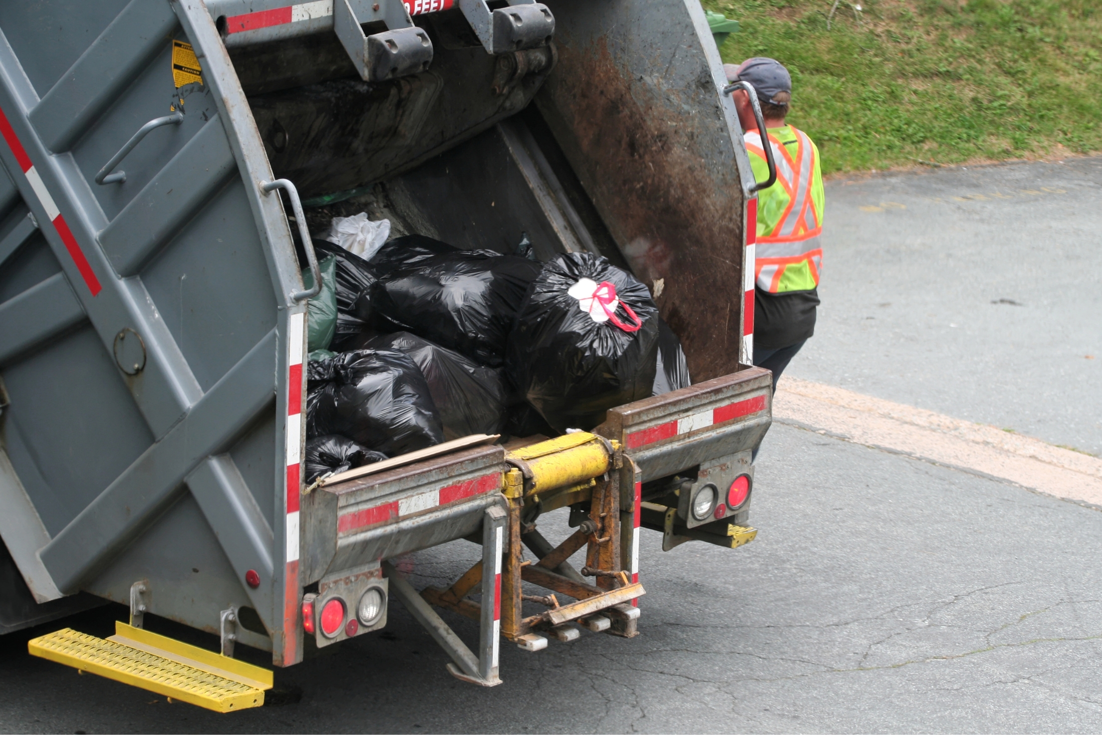 Camión de recolección de basura realizando su recorrido en San Bernardo, asociado al servicio cubierto por los derechos de aseo 2025.