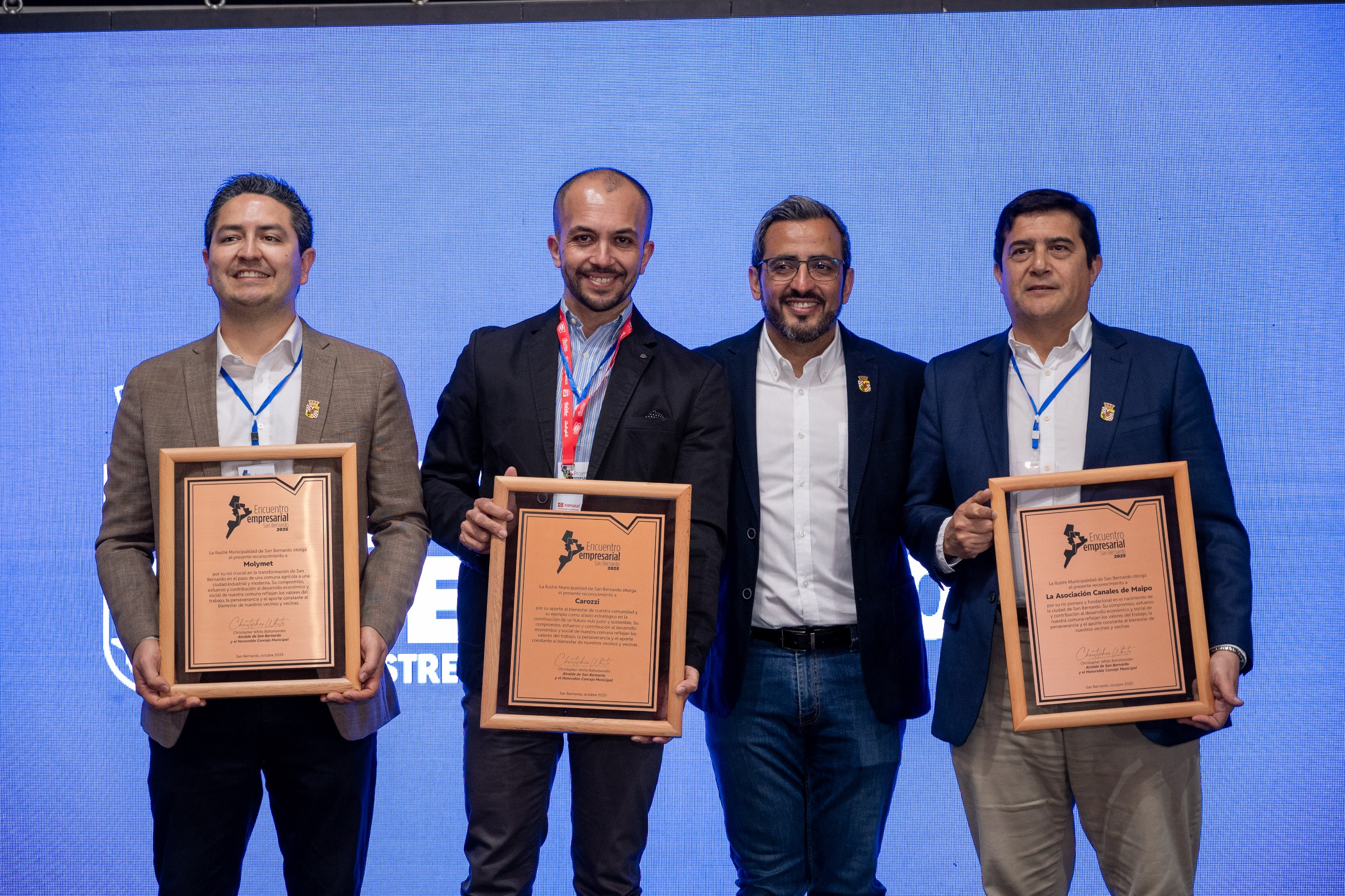 Representantes de Canalistas del Maipo, Empresas Carozzi y Molymet reciben reconocimiento del Municipio de San Bernardo durante el Encuentro Empresarial 2025.