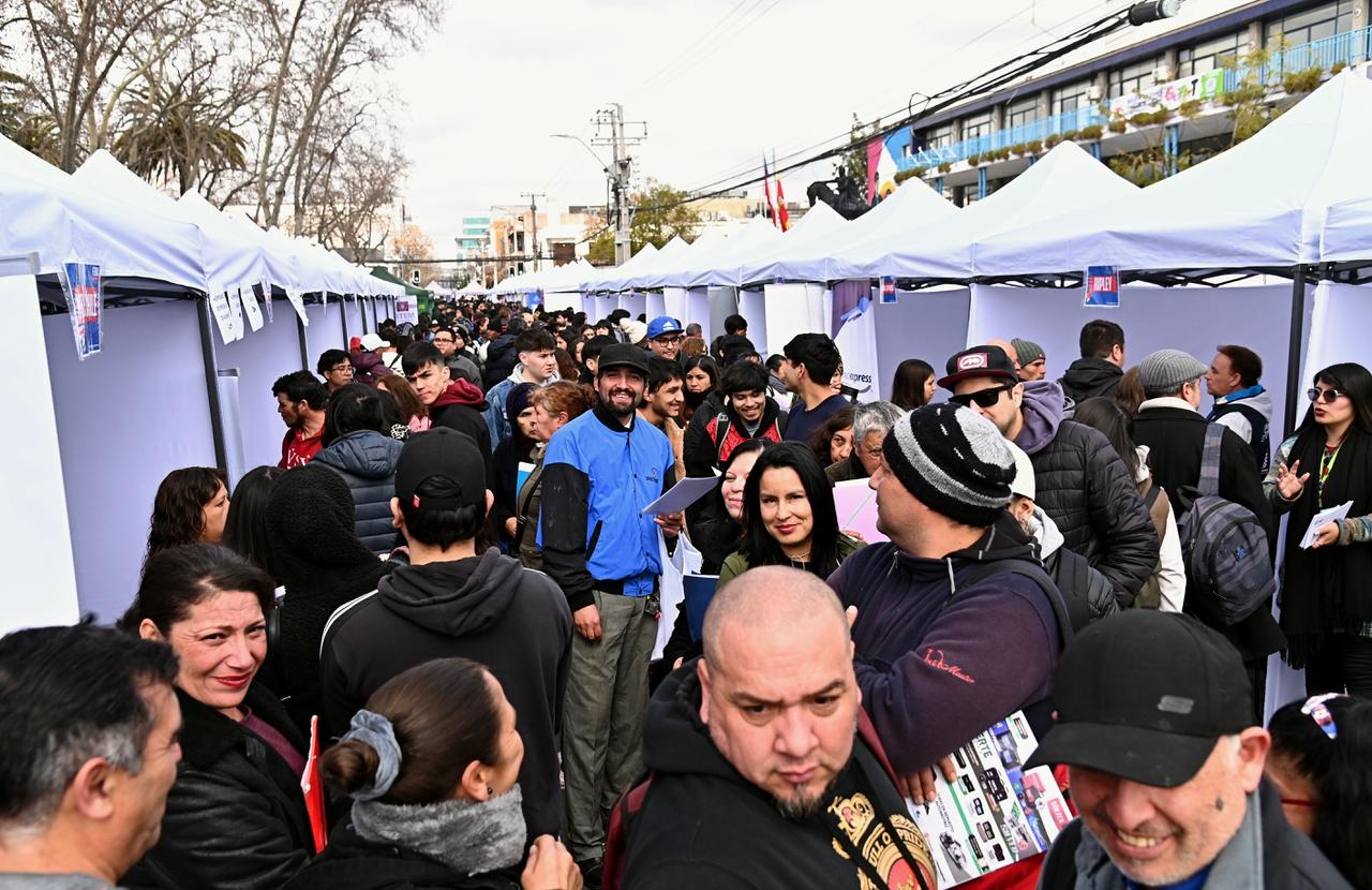 Vecinos de San Bernardo conversan con empresas en la Feria Laboral.
