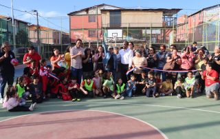 Autoridades municipales, dirigentes y vecinos de Villa Andes 1 reunidos en la inauguración de la nueva multicancha en la Plaza Cárpatos.
