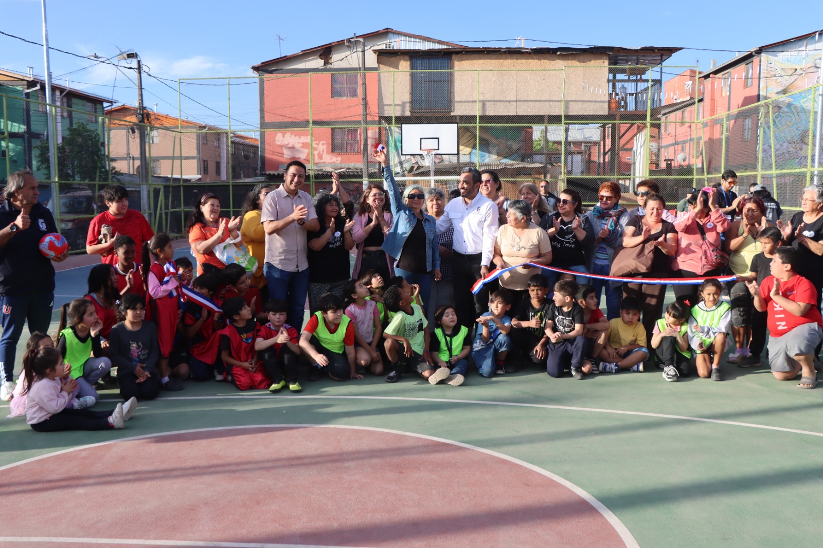 Autoridades municipales, dirigentes y vecinos de Villa Andes 1 reunidos en la inauguración de la nueva multicancha en la Plaza Cárpatos.