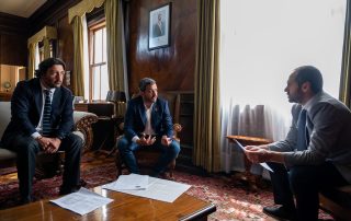 El alcalde Christopher White, el ministro Nicolás Grau y el diputado Raúl Leiva durante la reunión en el Ministerio de Hacienda.