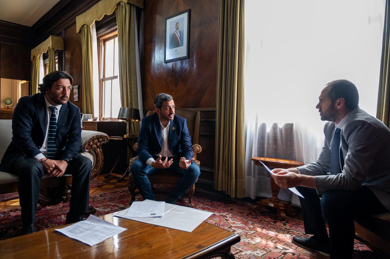 El alcalde Christopher White, el ministro Nicolás Grau y el diputado Raúl Leiva durante la reunión en el Ministerio de Hacienda.