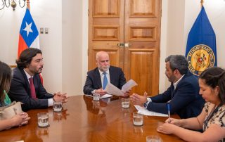 Autoridades y dirigentas de Lo Herrera reunidas con el vicepresidente Álvaro Elizalde en el Ministerio del Interior.