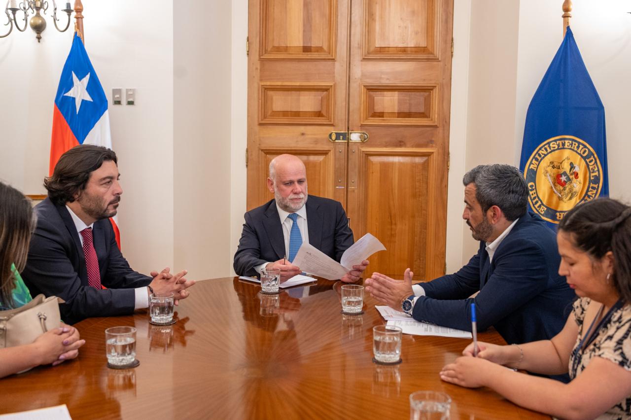 Autoridades y dirigentas de Lo Herrera reunidas con el vicepresidente Álvaro Elizalde en el Ministerio del Interior.
