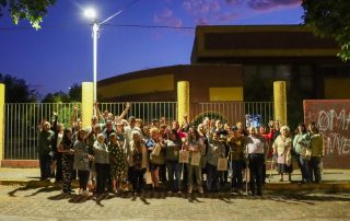 Autoridades y vecinos de San Bernardo en la calle San Alfonso con nuevas luminarias peatonales inauguradas.