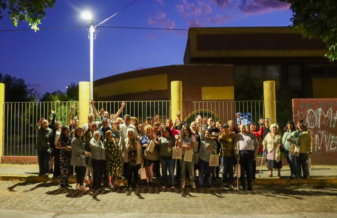 Autoridades y vecinos de San Bernardo en la calle San Alfonso con nuevas luminarias peatonales inauguradas.