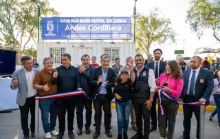 Autoridades y vecinos participan en la inauguración de la Oficina Municipal de Zona Andes Cordillera en San Bernardo.