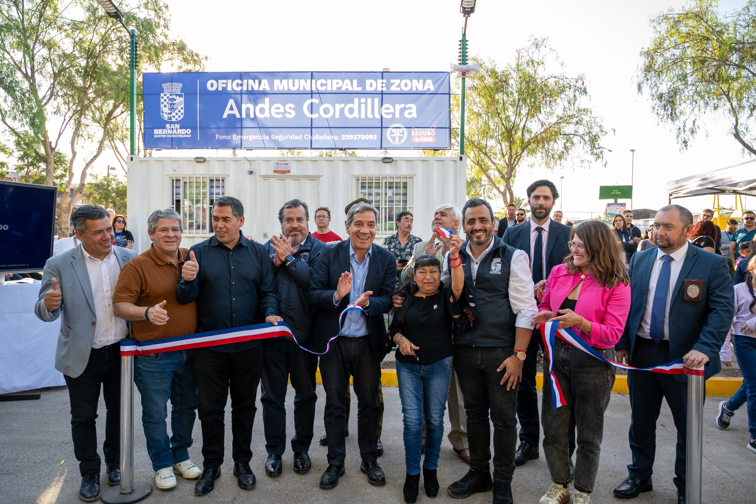 Autoridades y vecinos participan en la inauguración de la Oficina Municipal de Zona Andes Cordillera en San Bernardo.