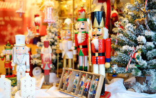Decoración navideña con luces y adornos, representando el espíritu de las Ferias Navideñas de San Bernardo.
