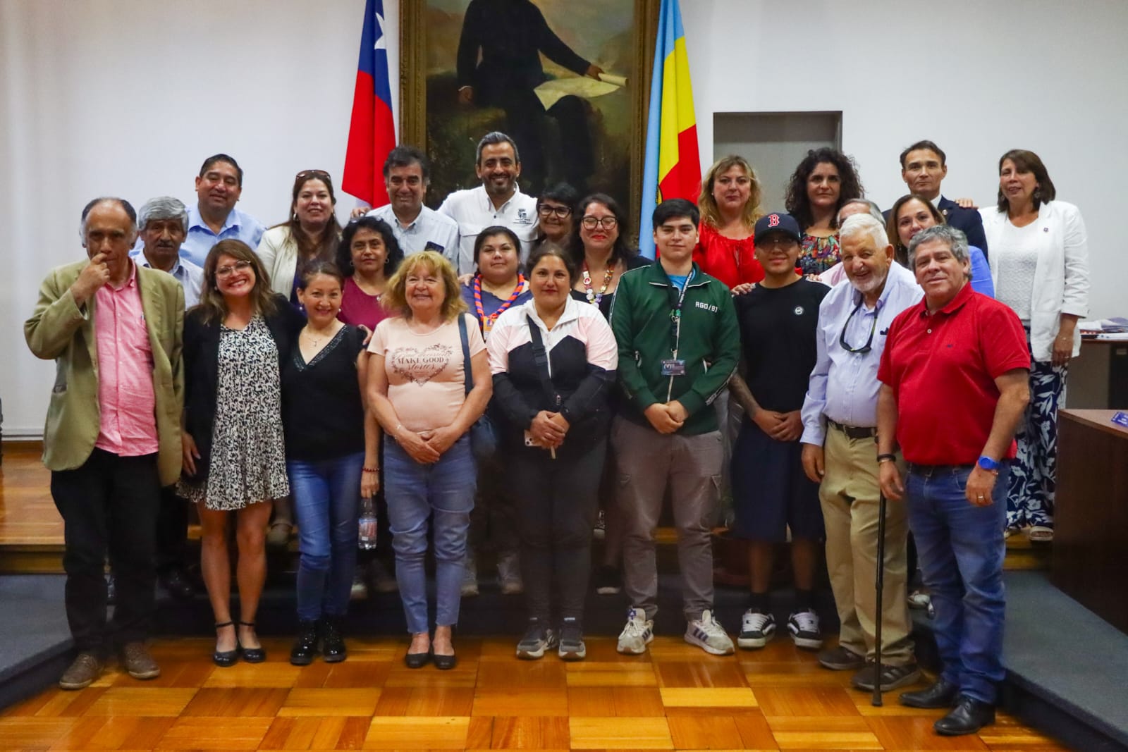 Autoridades municipales entregando subvenciones a organizaciones comunitarias de San Bernardo.