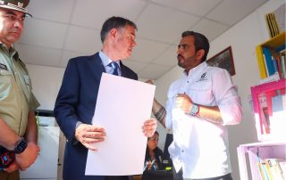 Presidente del Senado y alcalde de San Bernardo recorriendo la Oficina Municipal Andes Cordillera.