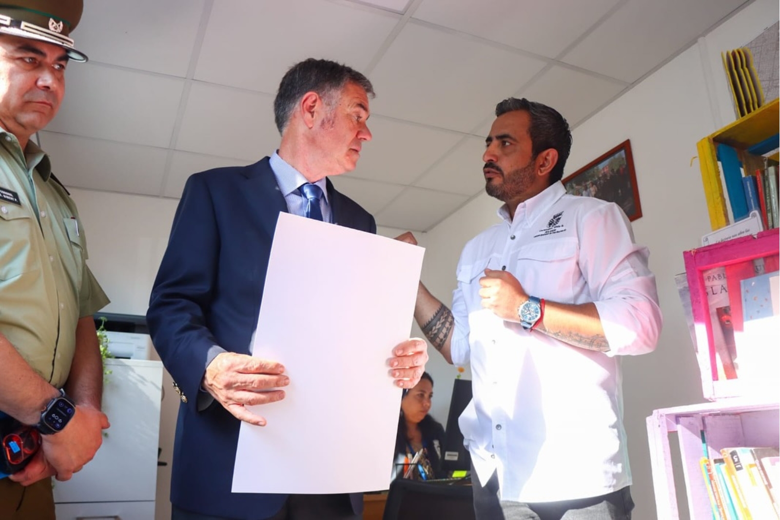 Presidente del Senado y alcalde de San Bernardo recorriendo la Oficina Municipal Andes Cordillera.