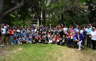 Atletas de San Bernardo posan en el prado del complejo deportivo durante el desayuno de reconocimiento 2025.