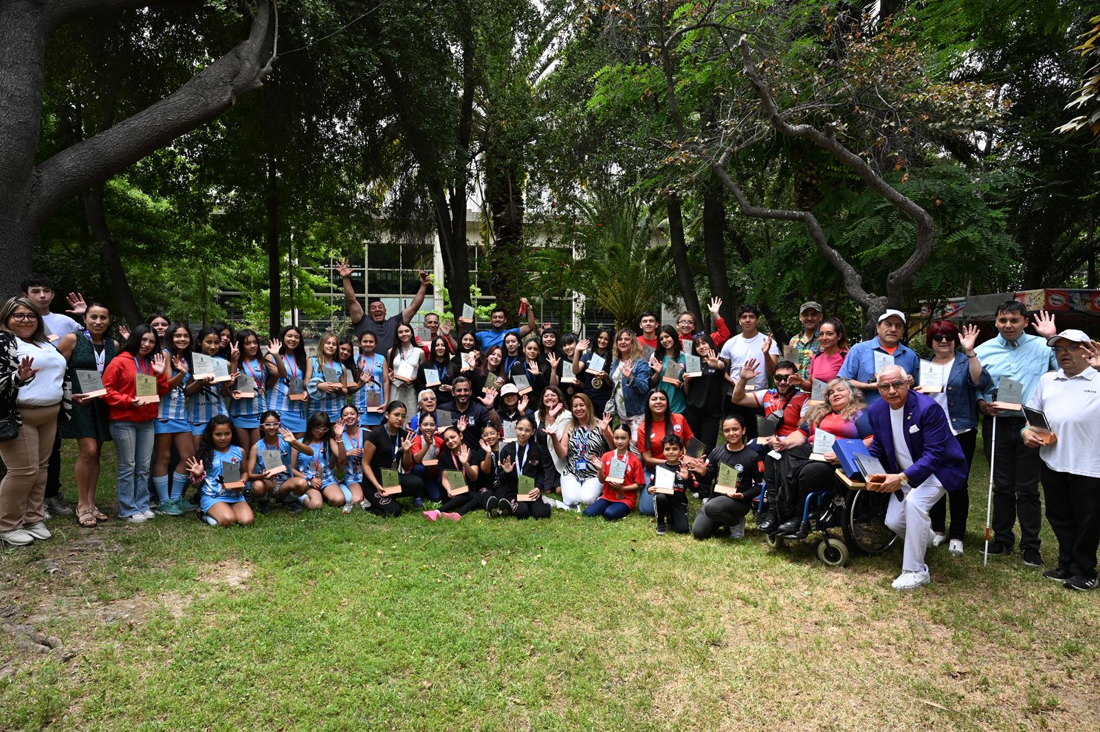 Desayuno de reconocimiento a atletas de San Bernardo 2025 Atletas de San Bernardo posan en el prado del complejo deportivo durante el desayuno de reconocimiento 2025.