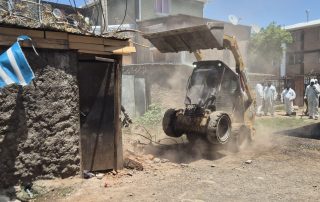Personal municipal y maquinaria pesada demoliendo búnker vinculado a red de Juan “Guatón” Beltrán en San Bernardo.