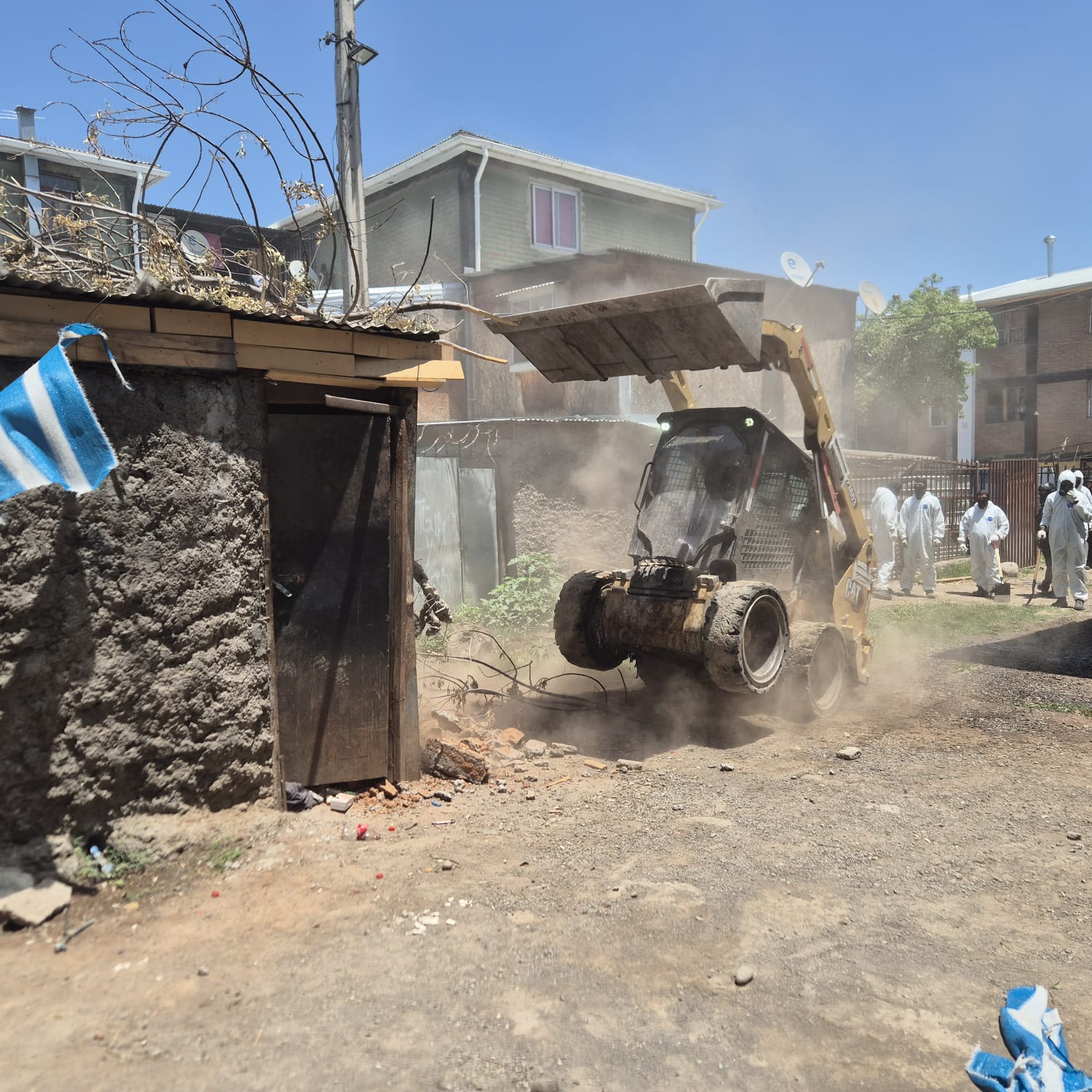 Personal municipal y maquinaria pesada demoliendo búnker vinculado a red de Juan “Guatón” Beltrán en San Bernardo.