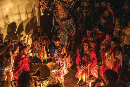 Espectáculo Caos en los Trópicos durante el cierre del Festival Teatro a Mil en San Bernardo
