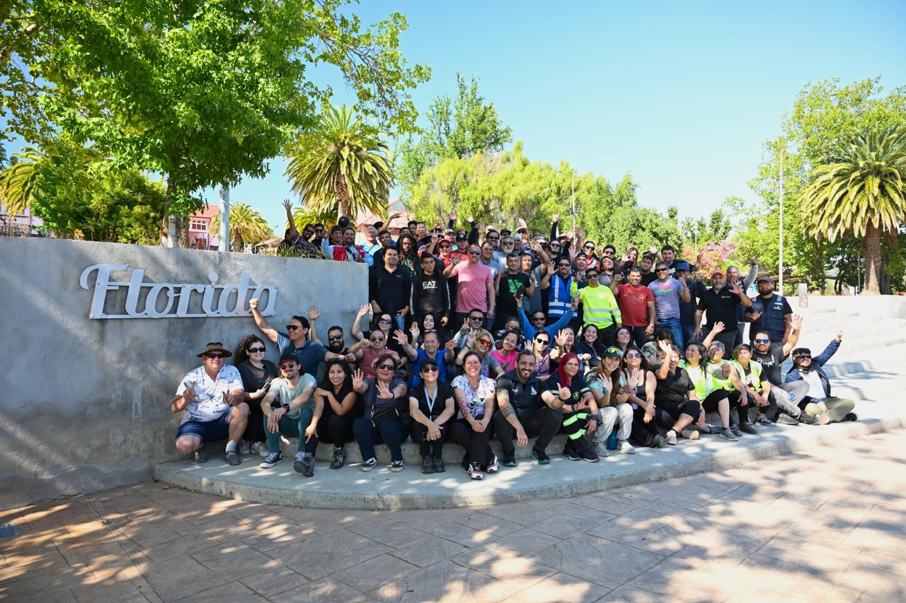 Funcionarias y funcionarios de la Municipalidad de San Bernardo reunidos en Florida durante el operativo de ayuda por los incendios forestales en el Biobío.