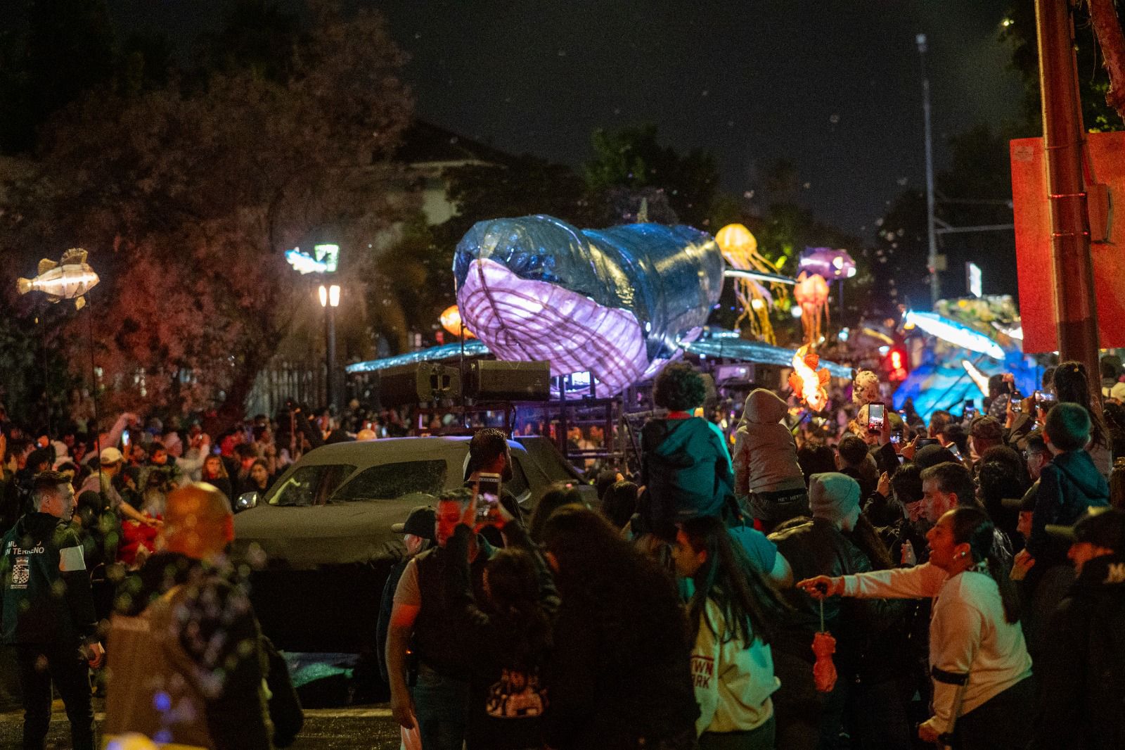Intervención teatral Océano recorriendo calles de San Bernardo.