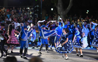Pasacalle inaugural del 55° Festival Nacional de Folklore en la Plaza de Armas de San Bernardo