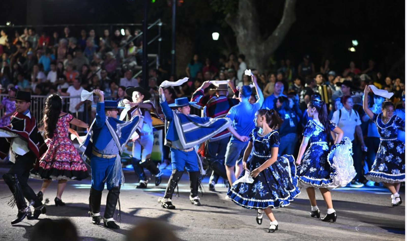 Pasacalle inaugural del 55° Festival Nacional de Folklore en la Plaza de Armas de San Bernardo