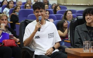 Autoridades municipales de San Bernardo reconocen a estudiantes con puntaje nacional PAES en el Salón Consistorial.