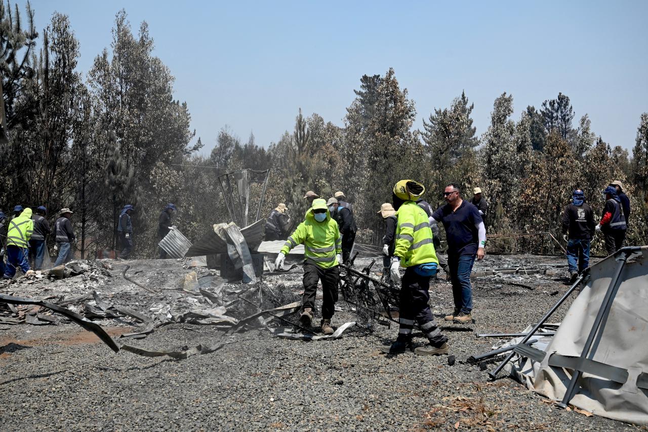Equipos de la Municipalidad de San Bernardo entregan ayuda en la comuna de Florida tras los incendios forestales en el Biobío.
