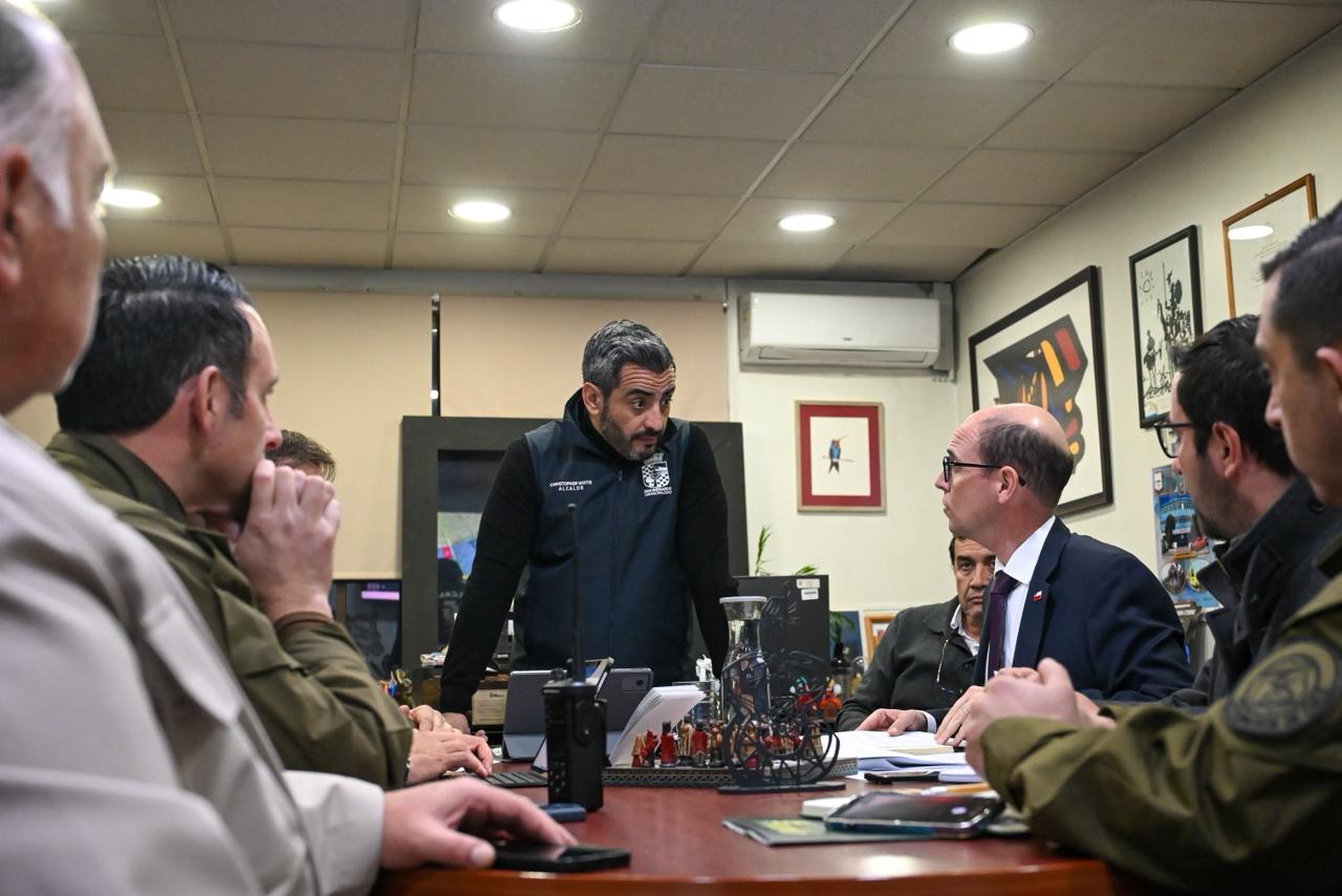 Reunión de trabajo sobre seguridad en el entorno del Hospital El Pino realizada en San Bernardo.