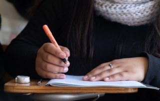 Comunicado oficial de la Municipalidad de San Bernardo anunciando la reprogramación de los resultados de las Becas Municipales 2026 para el lunes 10 de agosto a las 12:00 horas.