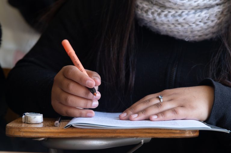 Comunicado oficial de la Municipalidad de San Bernardo anunciando la reprogramación de los resultados de las Becas Municipales 2026 para el lunes 10 de agosto a las 12:00 horas.