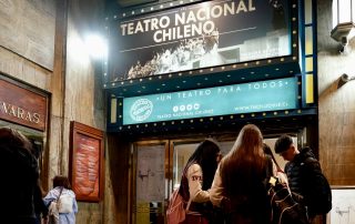 Estudiantes del Preuniversitario Municipal de San Bernardo durante su visita al Teatro Nacional Chileno.