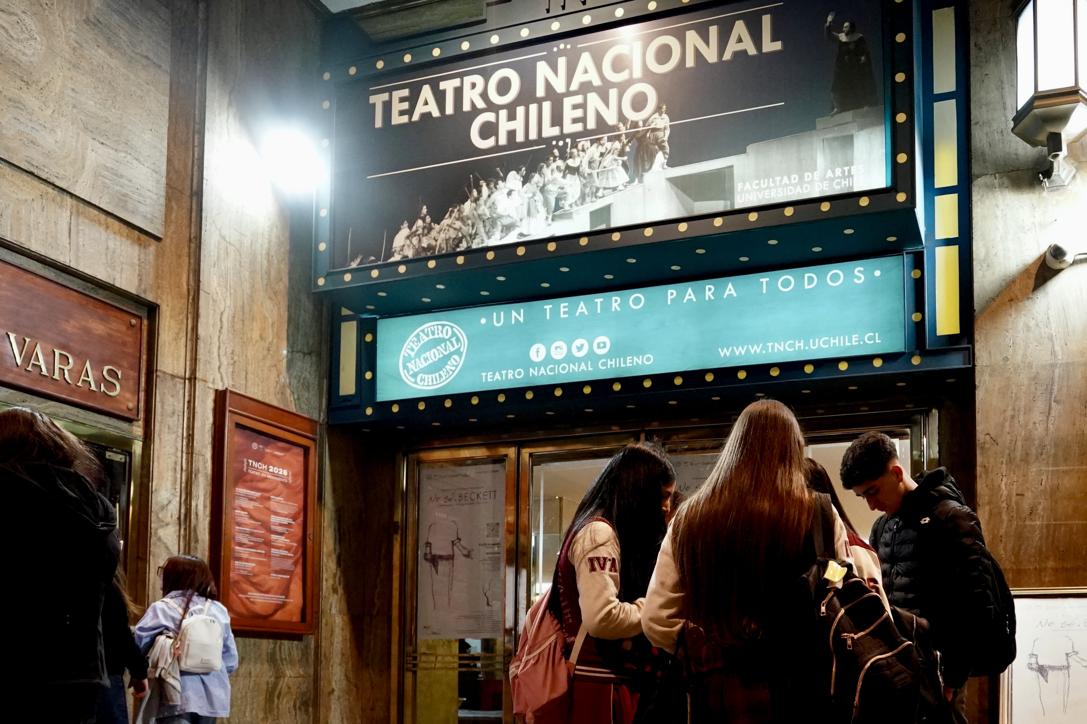 Estudiantes del Preuniversitario Municipal de San Bernardo durante su visita al Teatro Nacional Chileno.