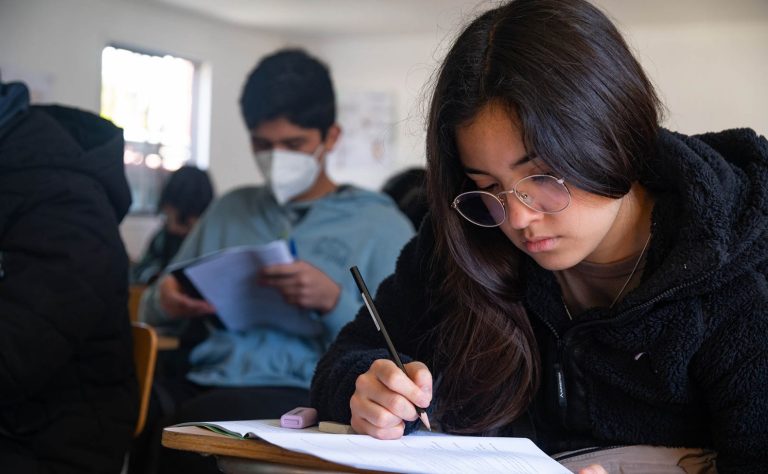 Jóvenes estudiantes bernardinos reunidos y participando sonrientes en un taller educativo en la Casa de la Juventud de San Bernardo.