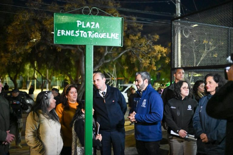 Alcalde Cristopher White y ministro de Seguridad Pública, Martín Arrau, junto a vecinos y vecinas del Barrio Andes Cordillera.