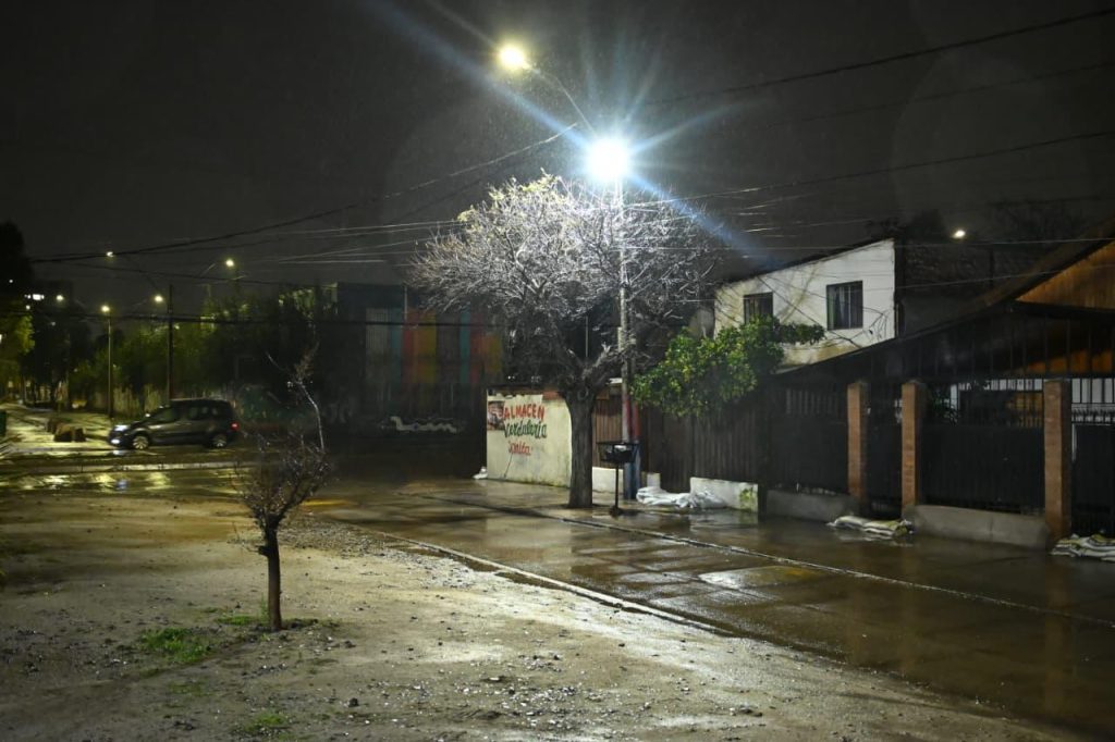Nuevos focos preventivos de iluminación instalados en calle Sánchez de San Bernardo para mejorar la visibilidad del sector.