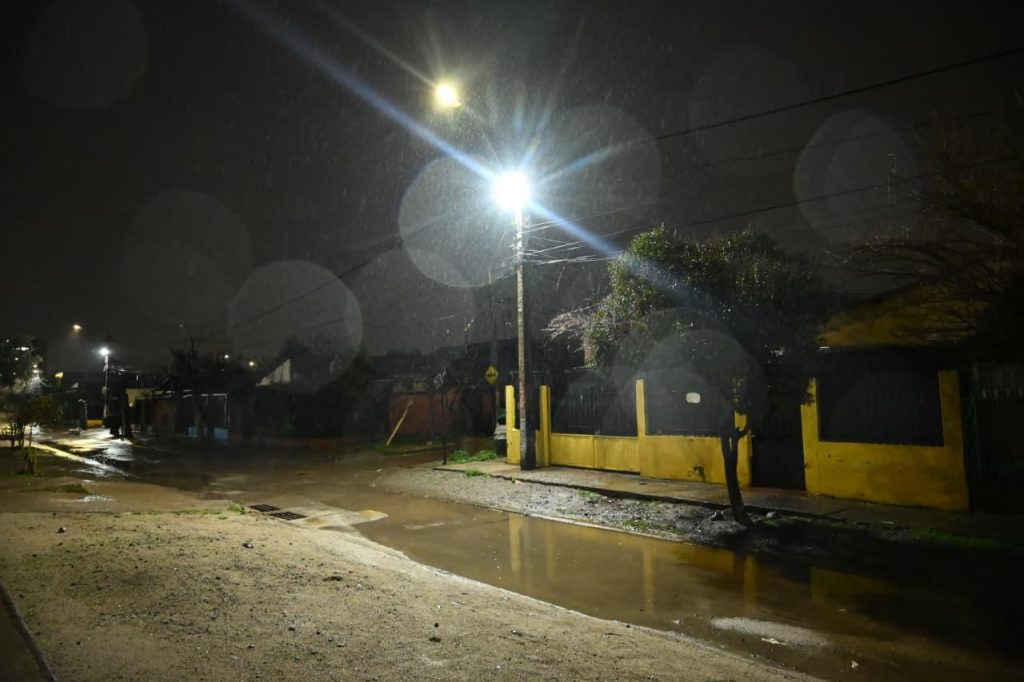 Nuevos focos preventivos de iluminación instalados en calle Sánchez de San Bernardo para mejorar la visibilidad del sector.