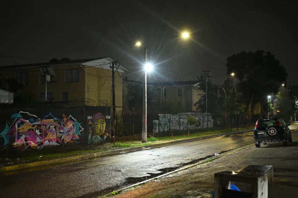 Nuevos focos preventivos de iluminación instalados en calle Sánchez de San Bernardo para mejorar la visibilidad del sector.