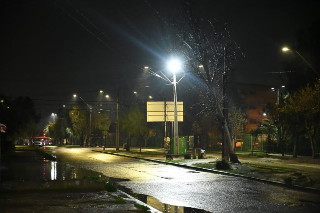 Nuevos focos preventivos de iluminación instalados en calle Sánchez de San Bernardo para mejorar la visibilidad del sector.