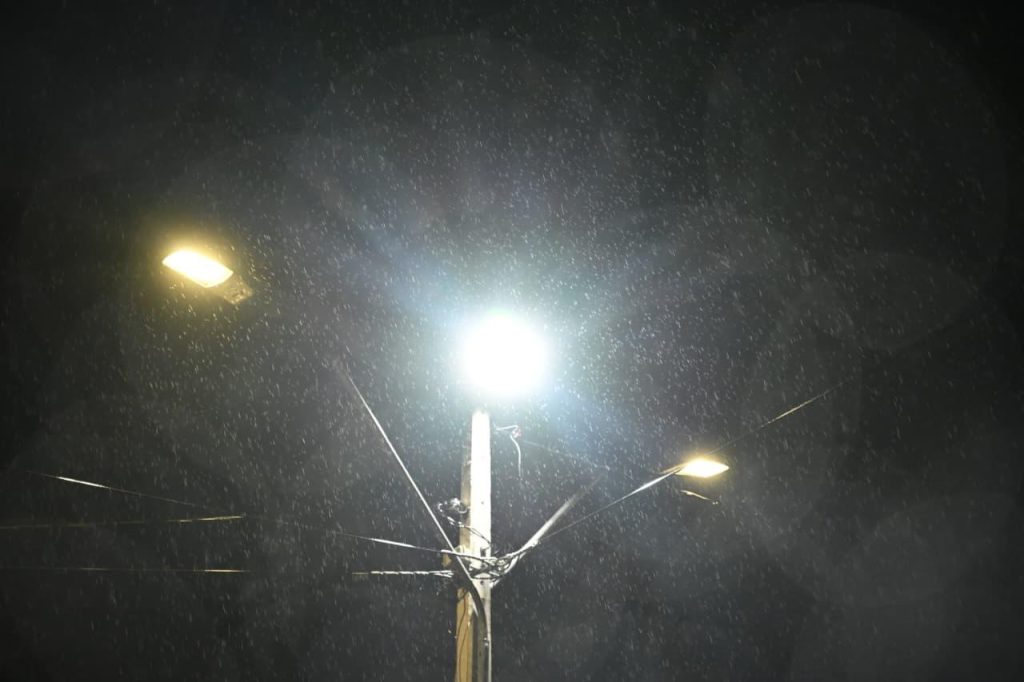 Nuevos focos preventivos de iluminación instalados en calle Sánchez de San Bernardo para mejorar la visibilidad del sector.