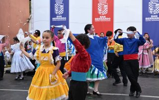 Celebración del Día Mundial del Folklore en San Bernardo con presentaciones de música, danza y expresiones de la cultura tradicional.