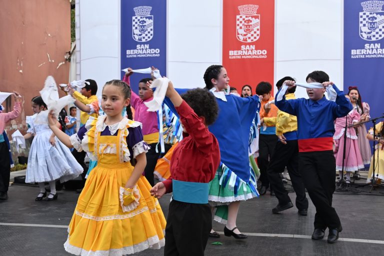 Celebración del Día Mundial del Folklore en San Bernardo con presentaciones de música, danza y expresiones de la cultura tradicional.