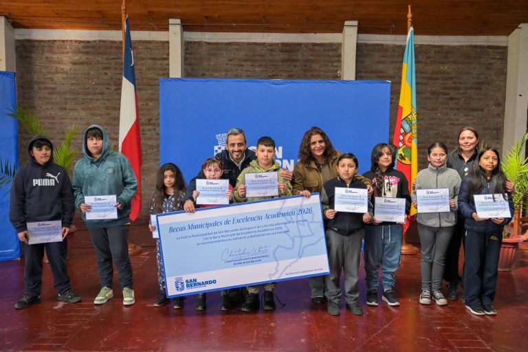 Becas Municipales San Bernardo 2026 durante la primera jornada de entrega a estudiantes.