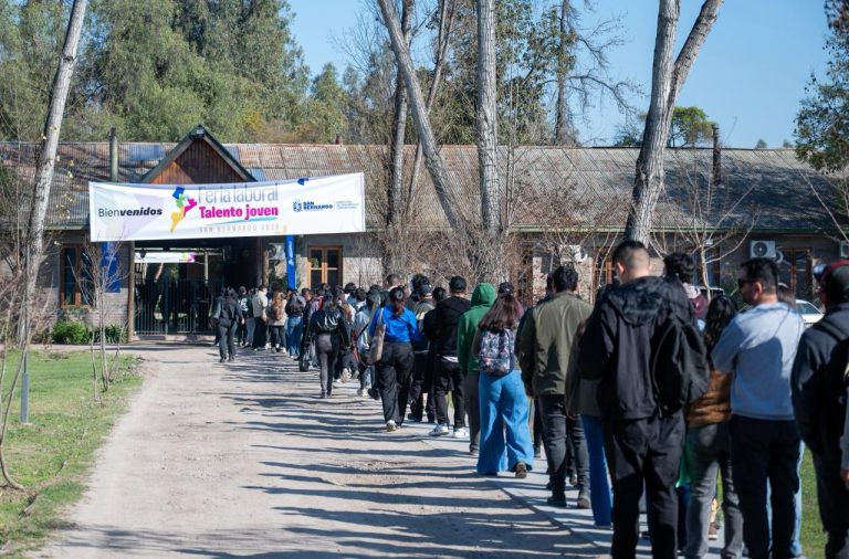 Feria Laboral Talento Joven en San Bernardo reunió a empresas, instituciones y jóvenes en búsqueda de oportunidades de empleo.
