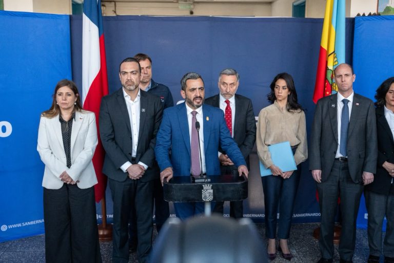 Autoridades de gobierno, Congreso y policías reunidas en la Municipalidad de San Bernardo durante sesión sobre el Acuerdo Nacional de Seguridad.