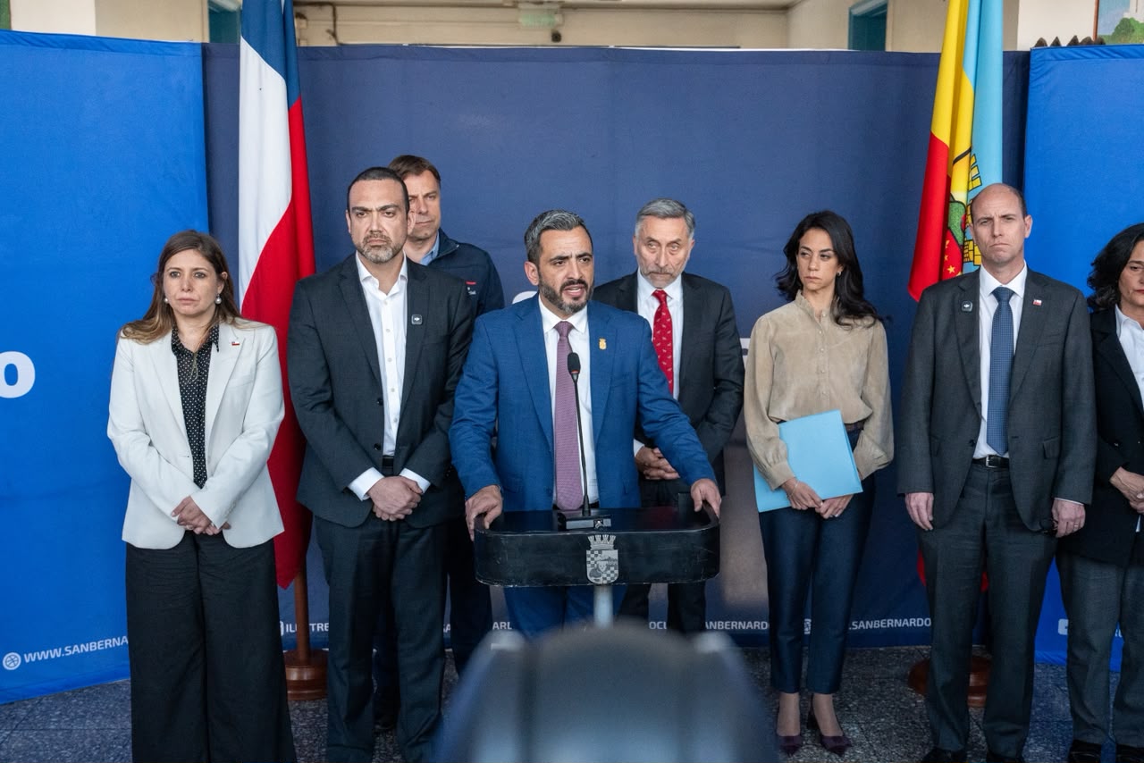 Autoridades de gobierno, Congreso y policías reunidas en la Municipalidad de San Bernardo durante sesión sobre el Acuerdo Nacional de Seguridad.