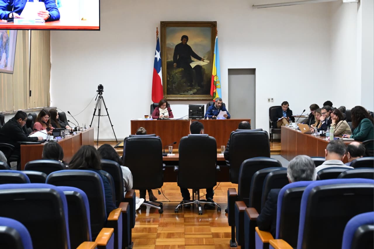 Alcalde de San Bernardo, Christopher White, junto a concejales durante el respaldo transversal del Concejo Municipal tras el atentado frustrado en su contra.